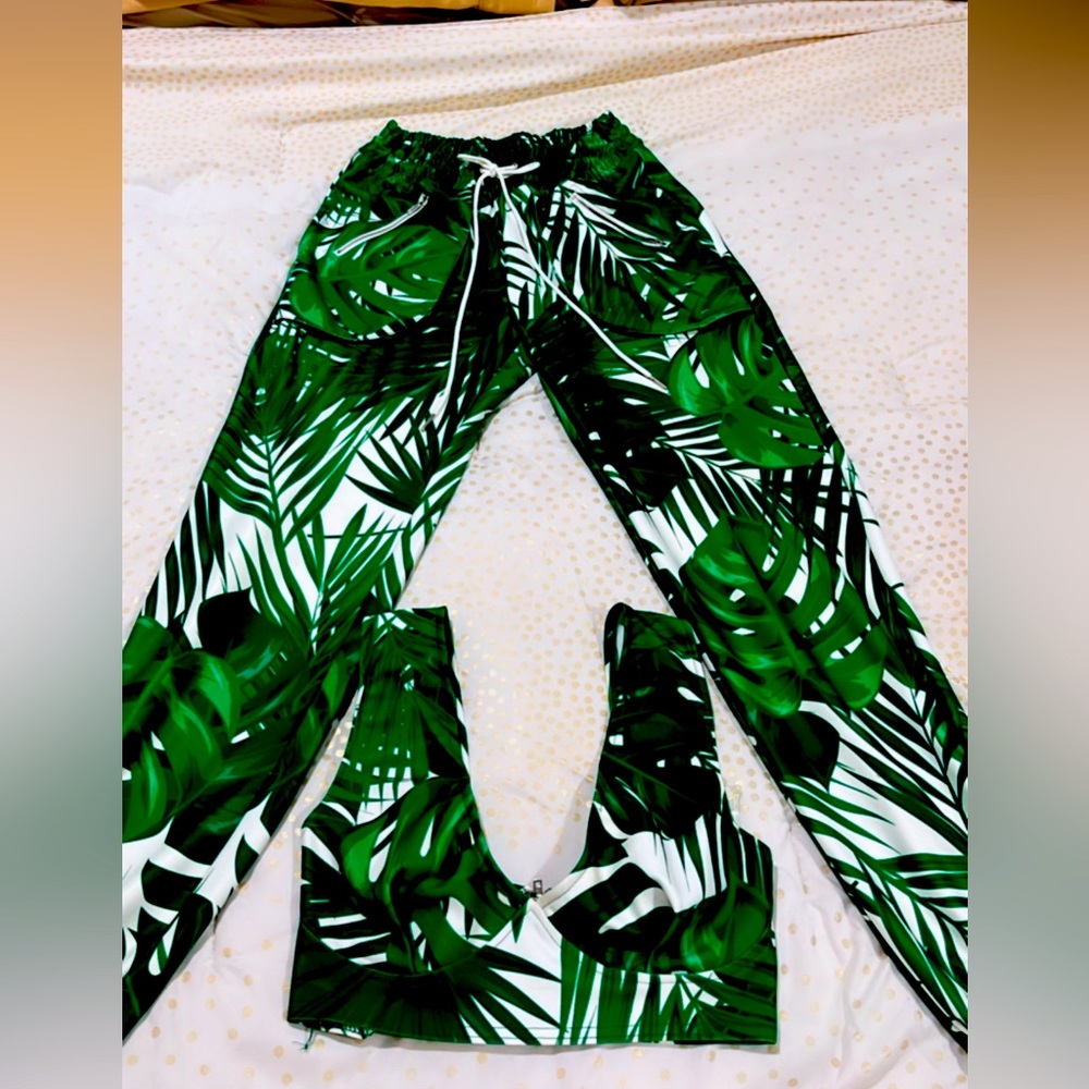 2 piece cargo style jogger pants set in S. Crop top. Like new, wore once